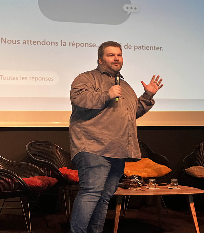 Christophe en speaker sur scène avec un micro